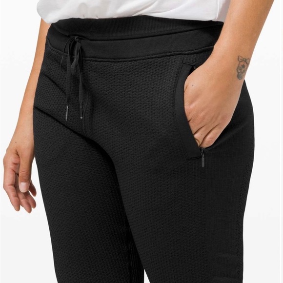 NWT Lululemon Engineered Warmth Joggers Black Color Size 6 Merino Wool Blend - Picture 3 of 12